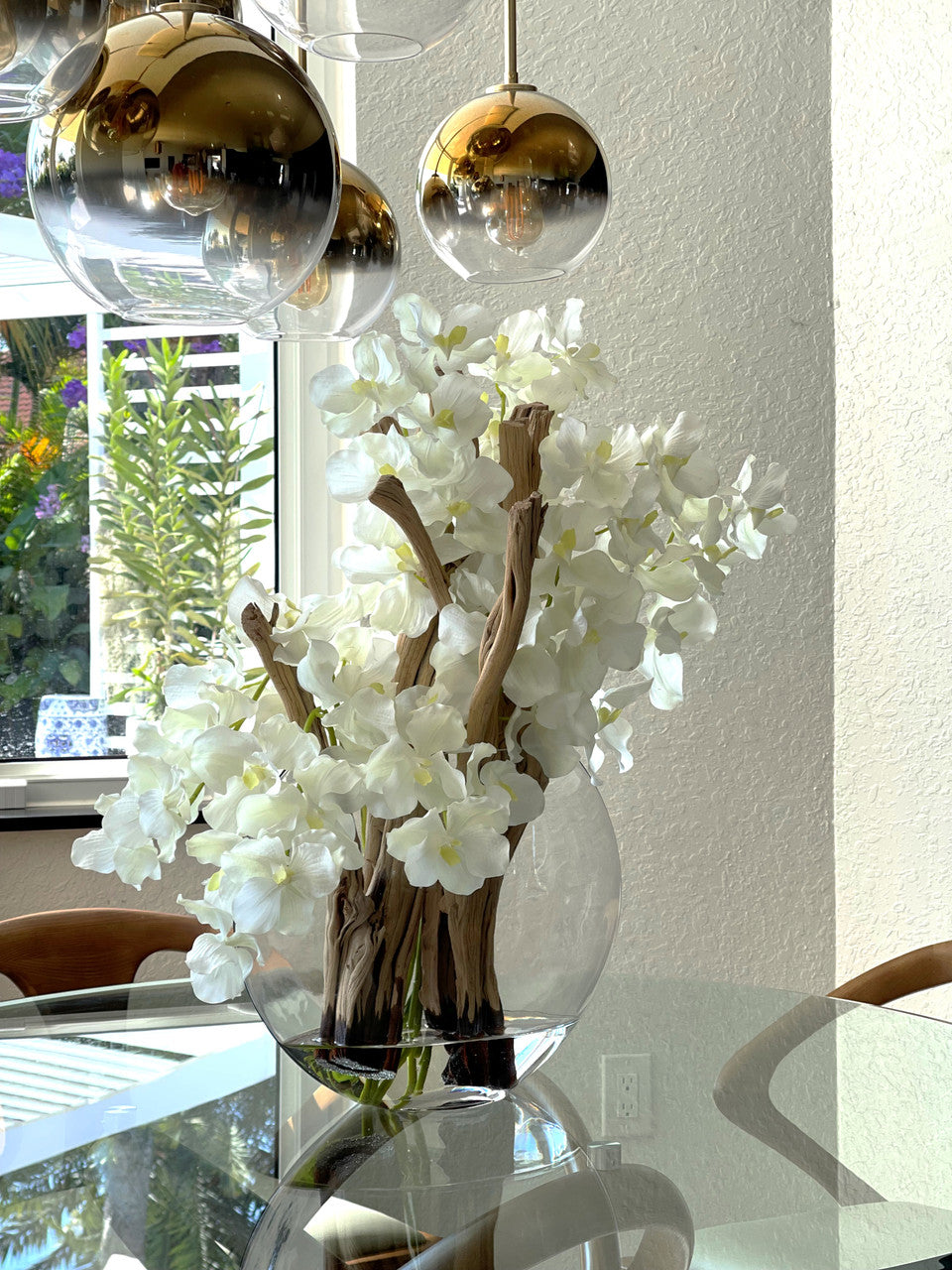 Vase Lune 16″ avec orchidées Vanda blanches