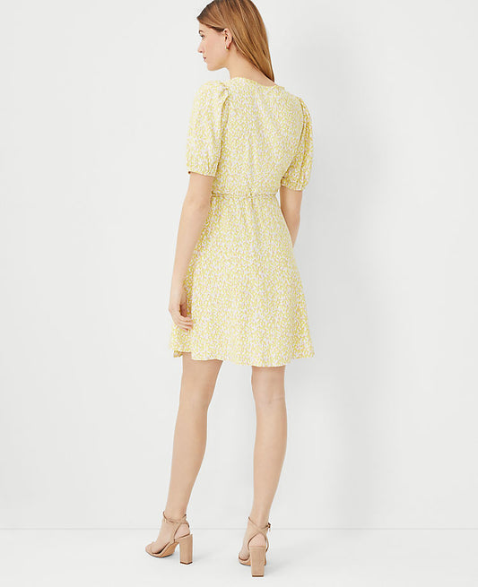 Robe cache-cœur florale à manches bouffantes