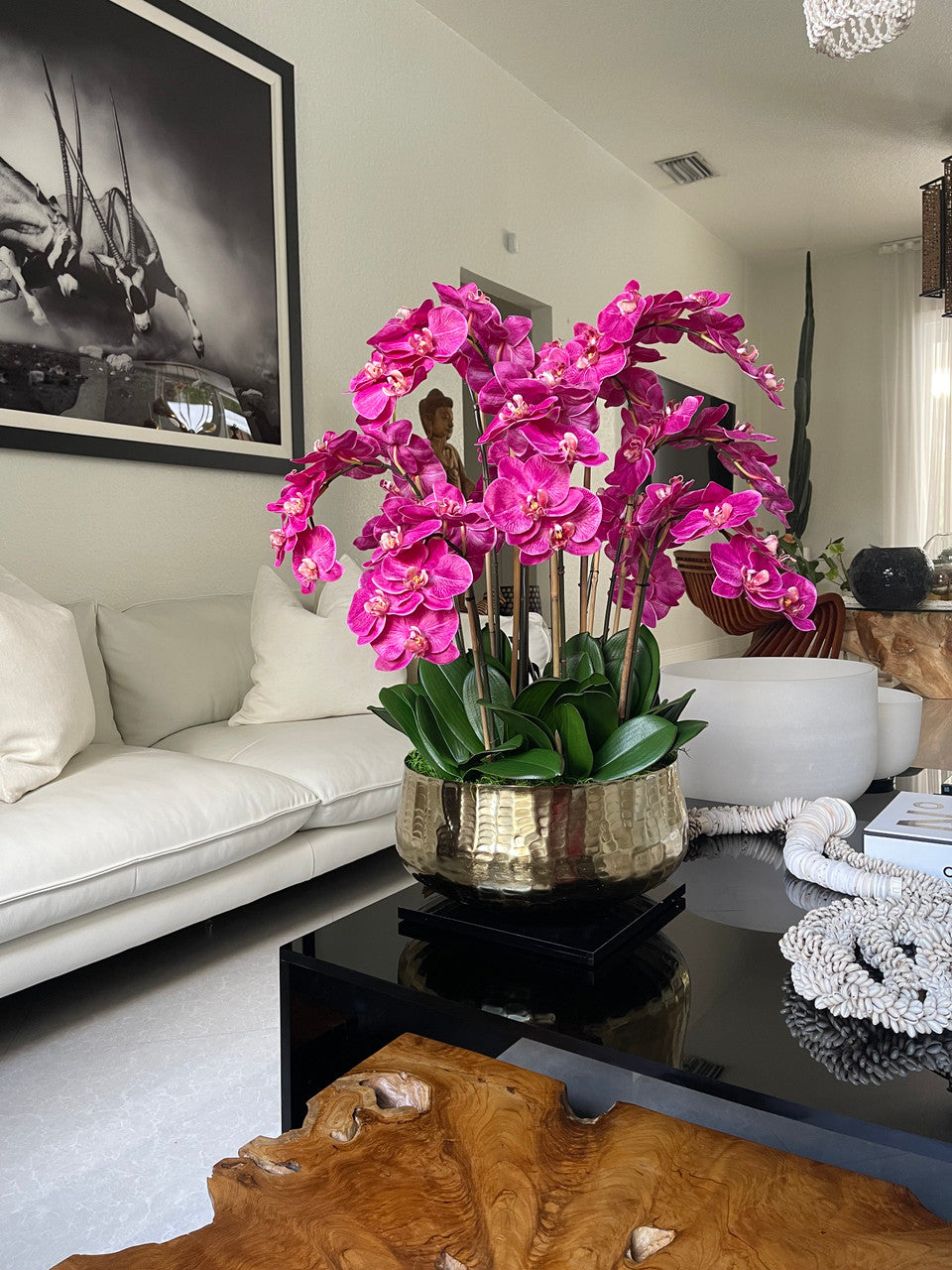 Composition florale d'orchidées Phalaenopsis roses dans un pot doré moyen