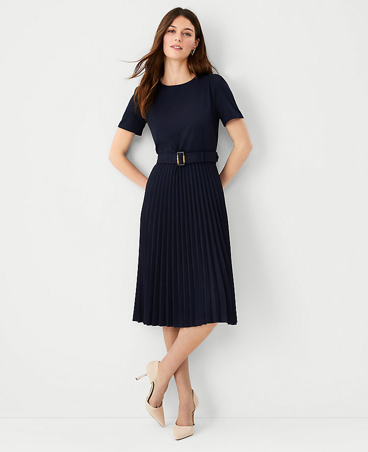 Robe évasée plissée ceinturée