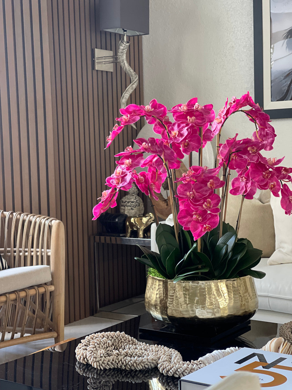 Composition florale d'orchidées Phalaenopsis roses dans un pot doré moyen