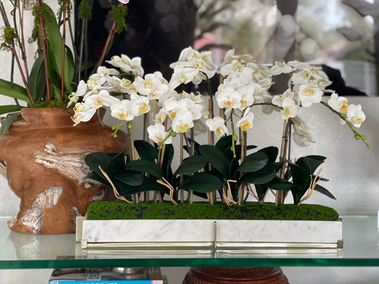 Plateau en marbre sur support métallique avec jardinet d'orchidées mini-phalaenopsis