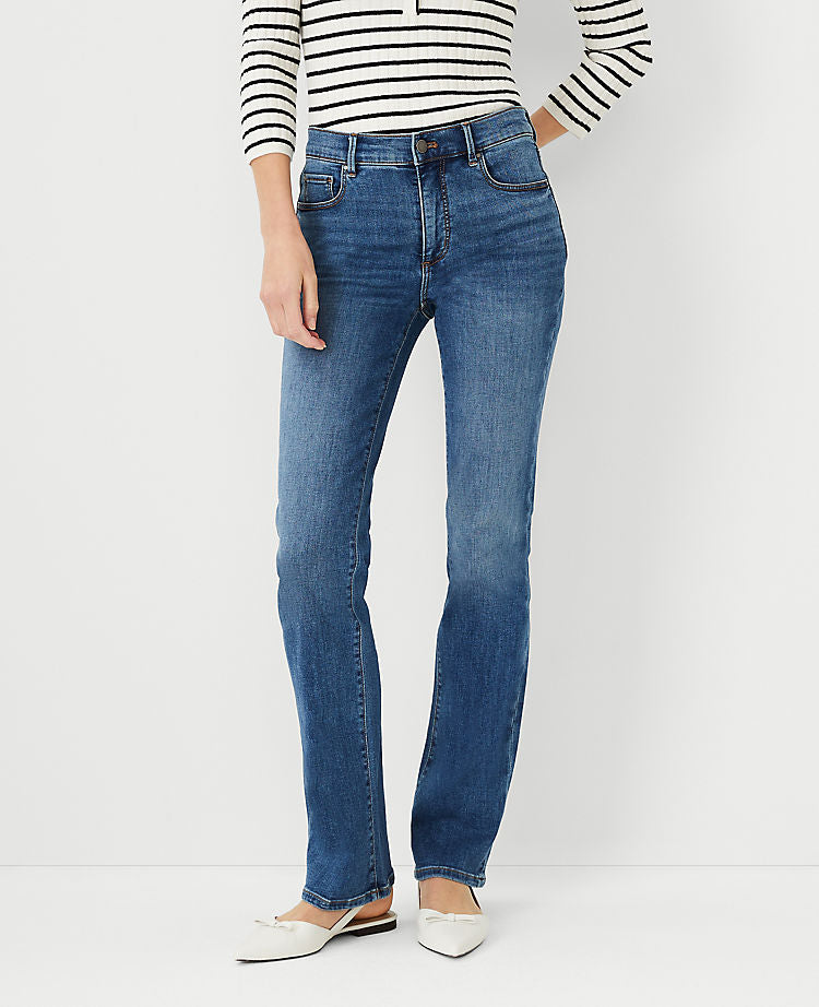 Jean bootcut galbant taille mi-haute avec poches et délavage mi-pierre