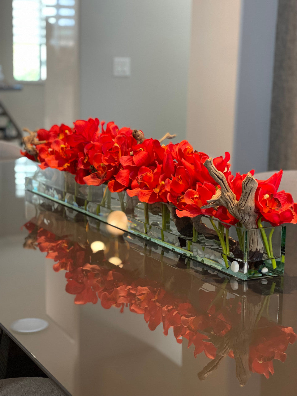 Jardinière en verre Casa Moderna 48″ avec orchidées Cymbidium rouges