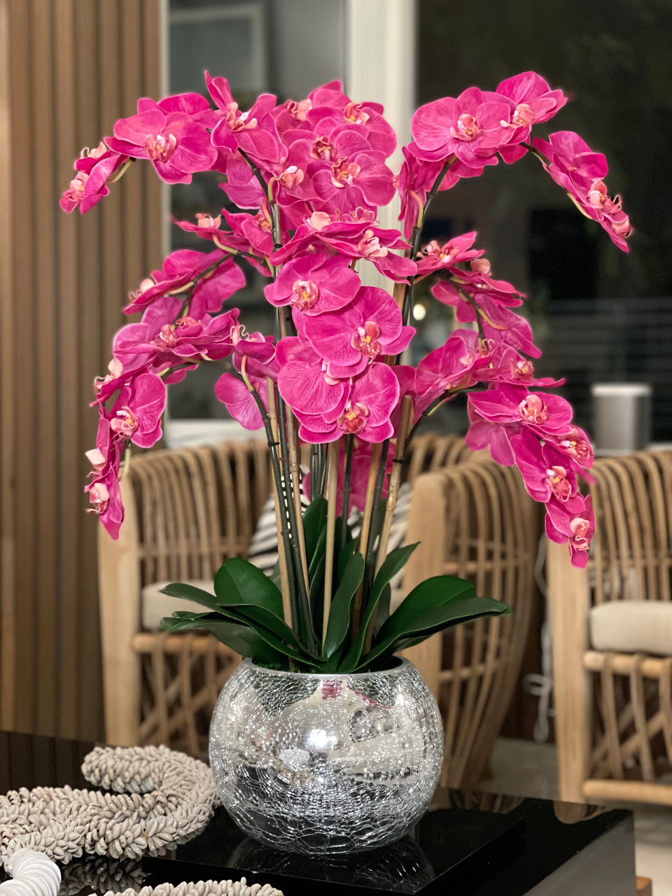 Orchidées dans un vase miroir craquelé