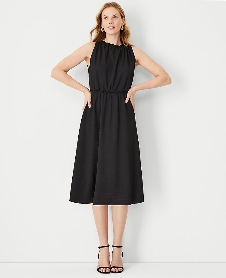 Robe évasée sans manches froncée