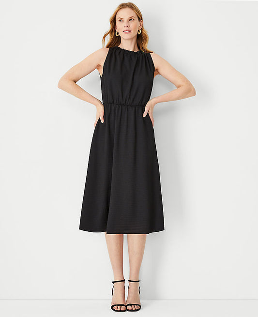 Robe évasée sans manches froncée