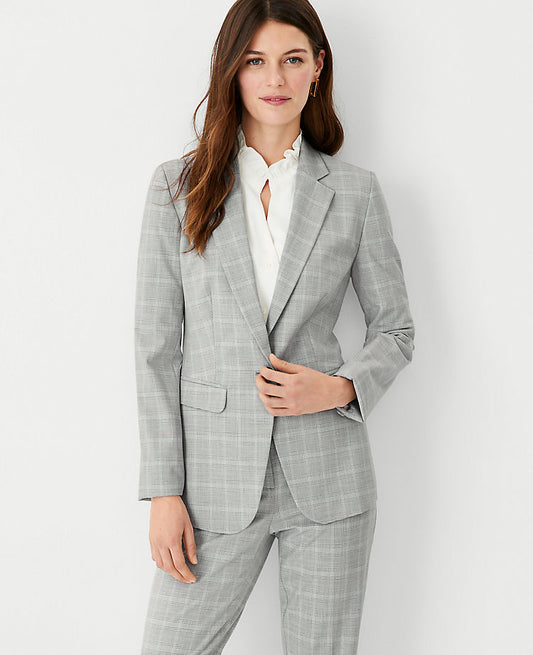 Le blazer écossais à bouton unique et revers crantés