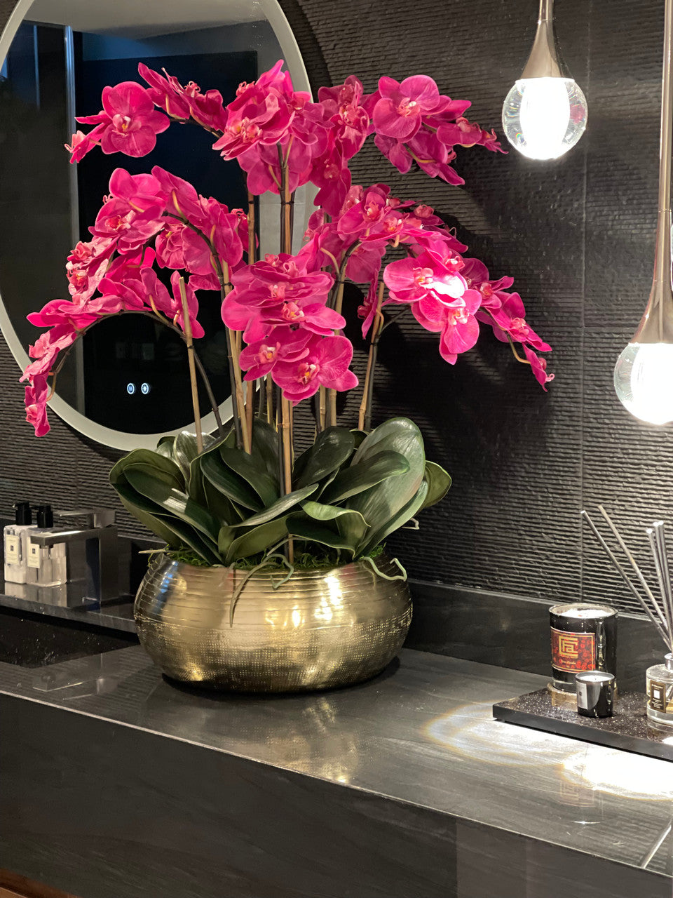 Orchidées Phalaenopsis Roses dans un Bol Bowie en Métal Doré (Rupture de stock)