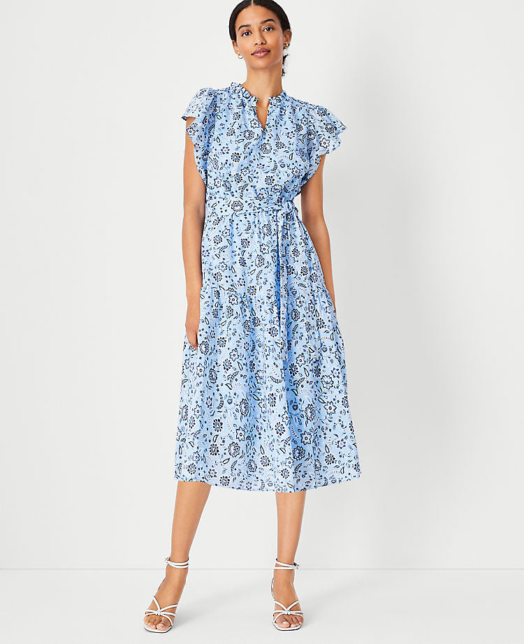 Geblümtes ausgestelltes Kleid mit flatternden Ärmeln und Gürtel