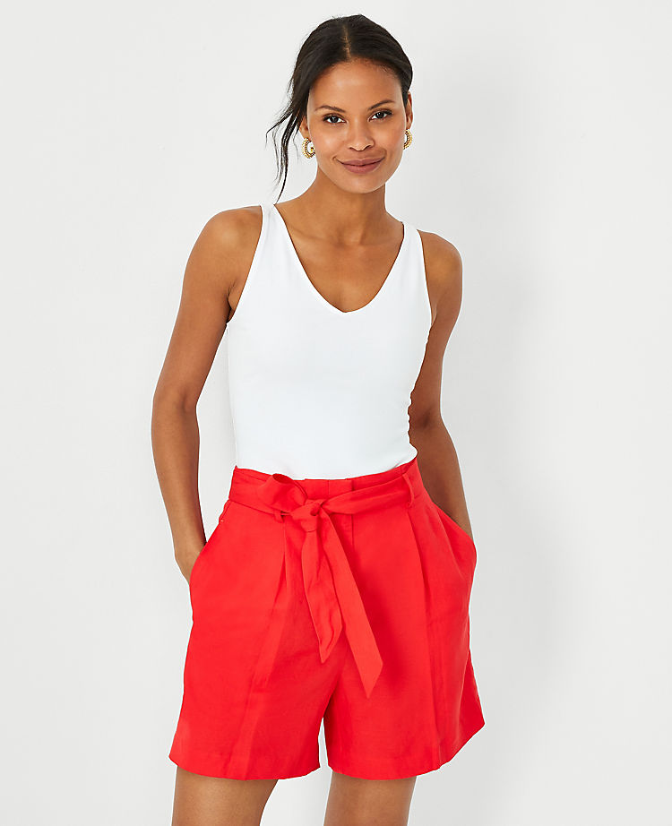 Die plissierte Shorts aus Leinenmix mit Bindegürtel