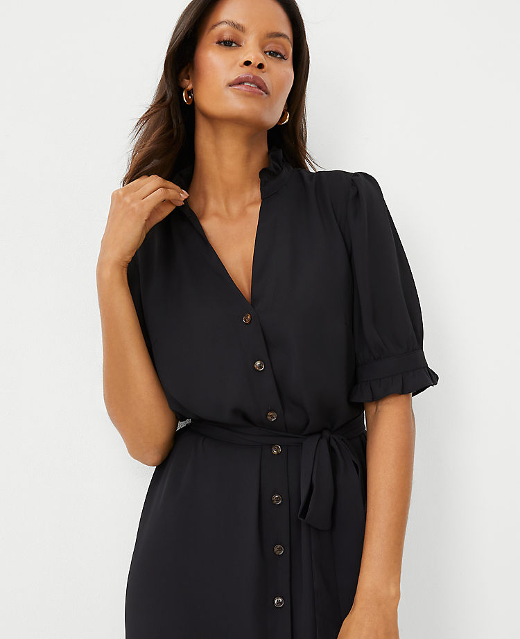Kleid mit Rüschen und Knopfleiste