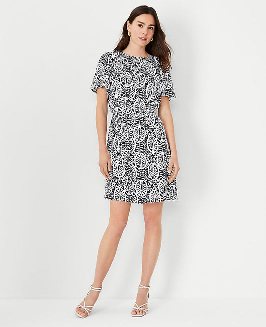 Robe droite à manches volantées fleuries