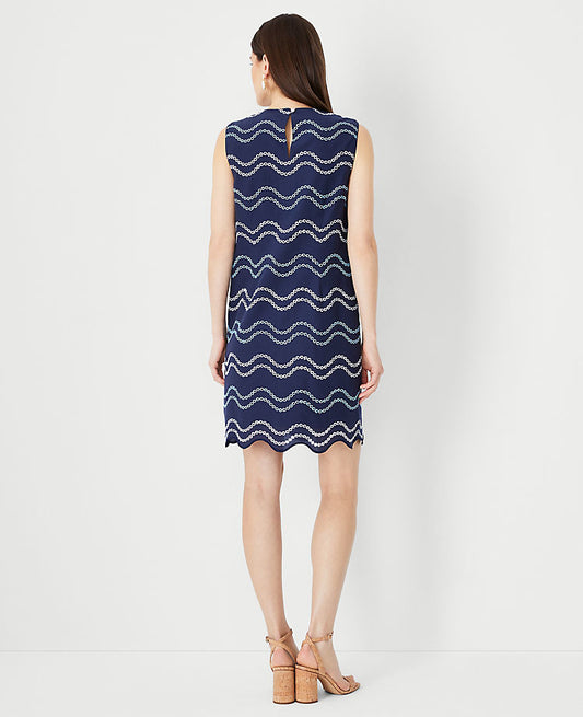 Robe droite festonnée brodée de vagues