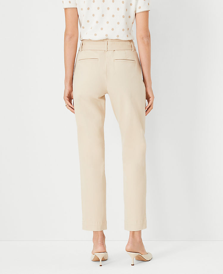 Die Hose mit schmal zulaufendem Bein und Bindegürtel