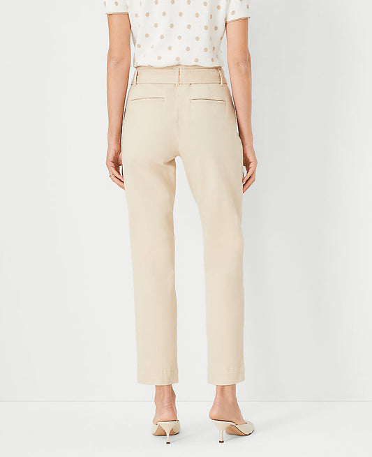 Le pantalon fuselé à taille nouée