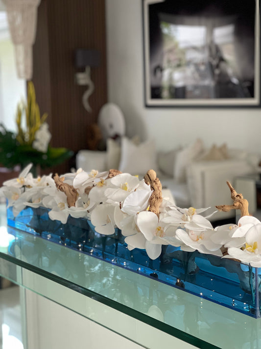 Jardinière Casa Moderna en acrylique bleu de 36 po avec orchidées blanches et bois flotté
