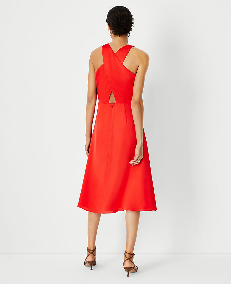 Rückenfreies ausgestelltes Neckholder-Kleid