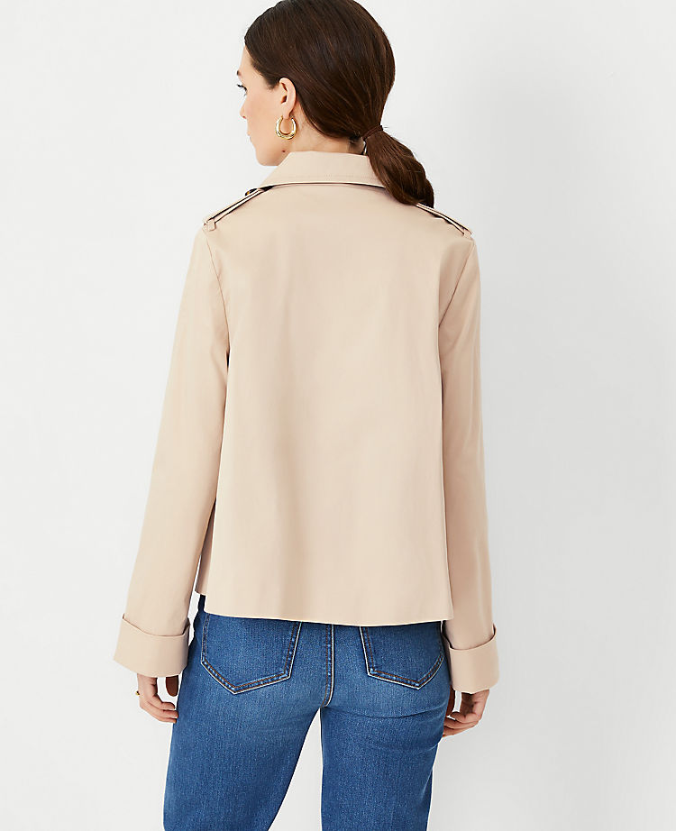 Schwingende Jacke mit breiten Manschetten
