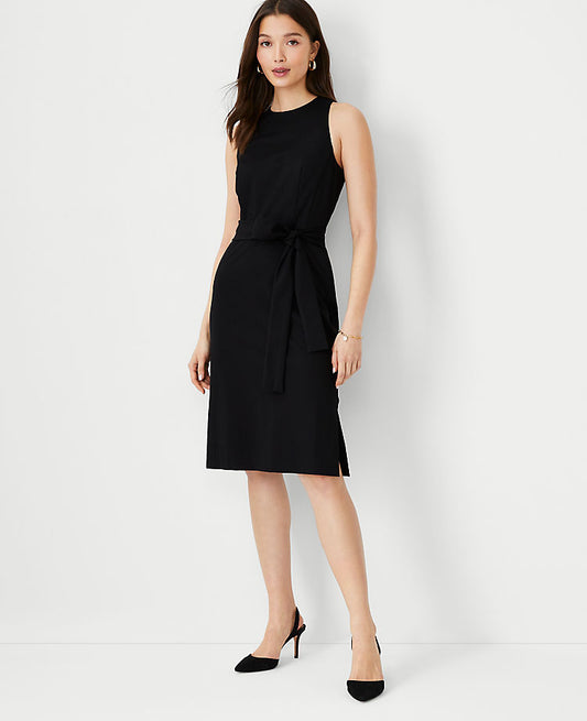Robe en maille à épaules découpées et taille à nouer