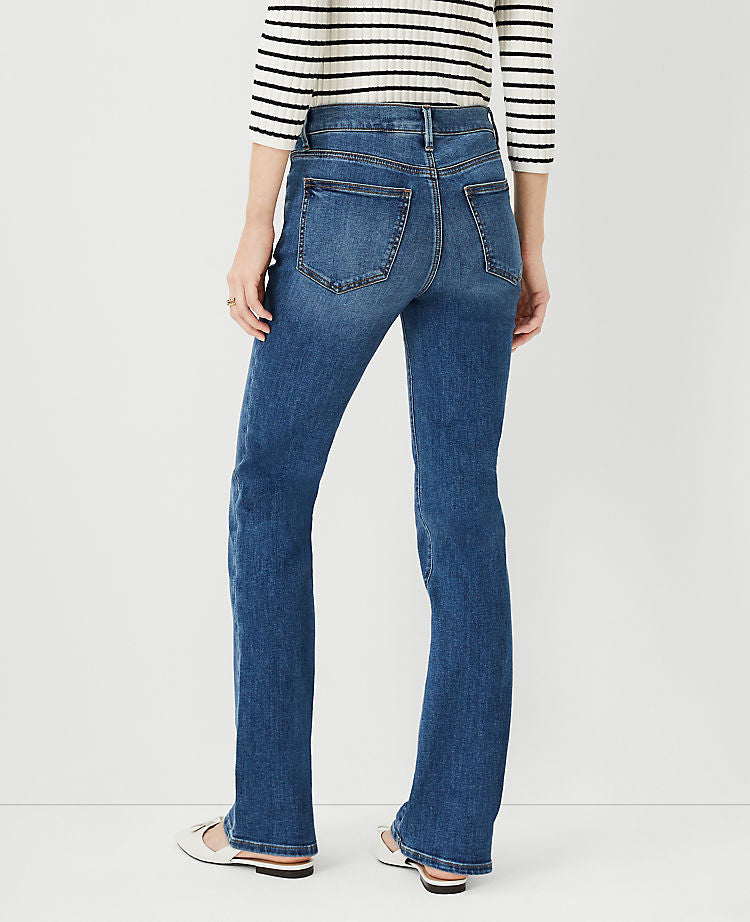 Sculpting Pocket Mid Rise Bootcut-Jeans in Mid Stone Wash