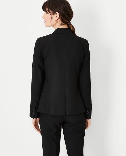 Le blazer à revers crantés et deux boutons en tissu stretch toutes saisons