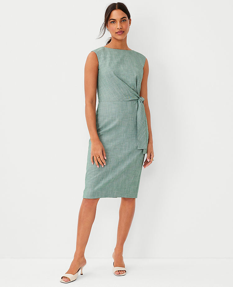 La robe fourreau ceinturée en tissu croisé