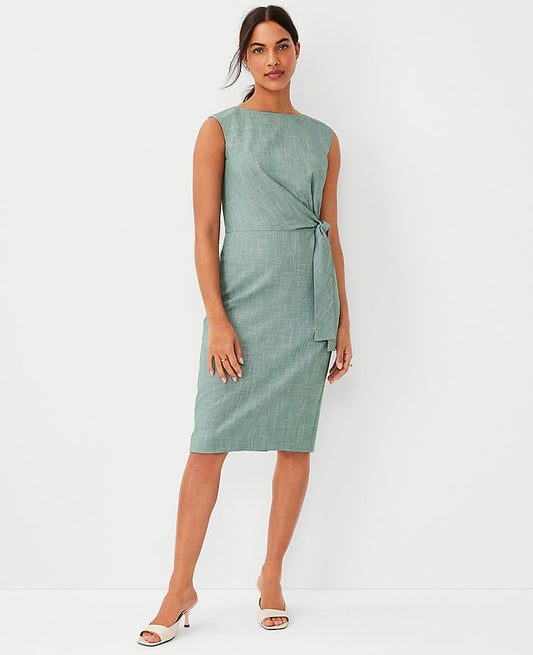 La robe fourreau ceinturée en tissu croisé