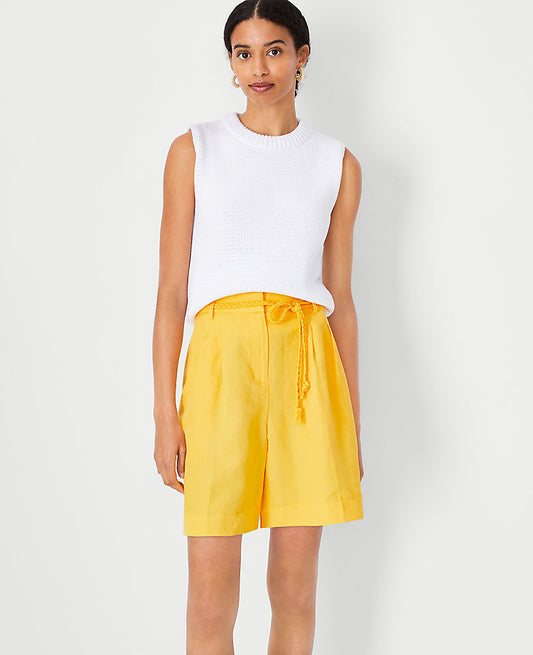 Le short plissé ceinturé en mélange de lin
