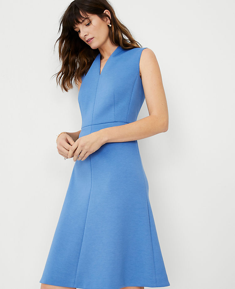 La robe évasée sans manches à col en V en maille double.