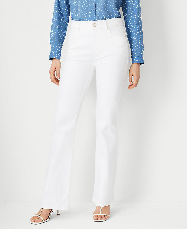 Curvy Sculpting Bootcut-Jeans mit mittelhohem Bund in Weiß