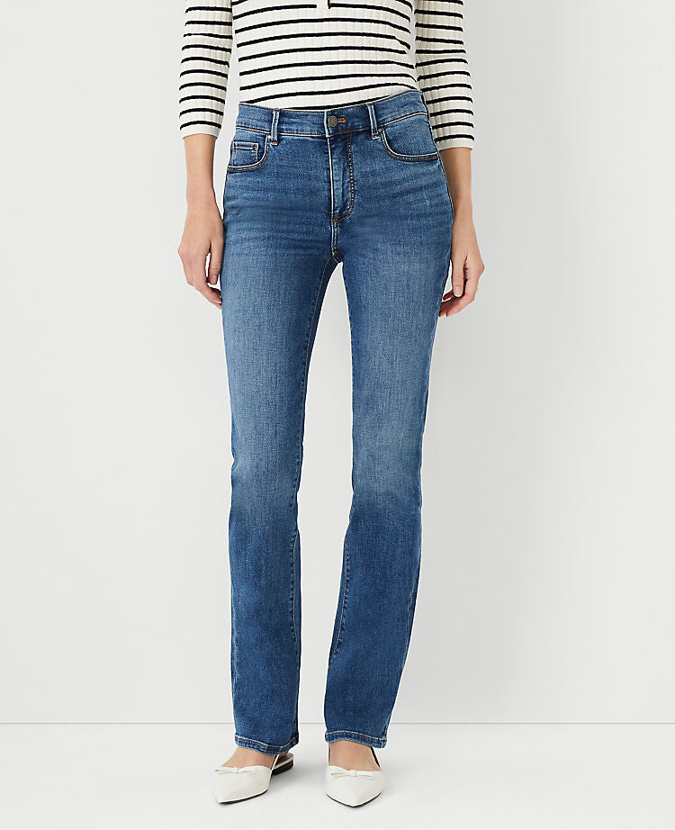 Sculpting Pocket Mid Rise Bootcut-Jeans in Mid Stone Wash