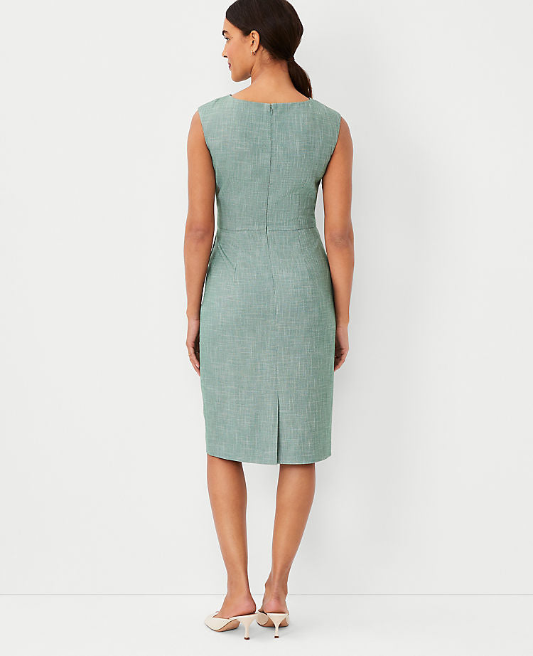 La robe fourreau ceinturée en tissu croisé