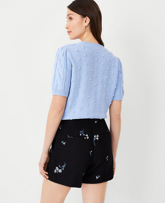 Le short à fermeture éclair latérale en tweed brodé floral