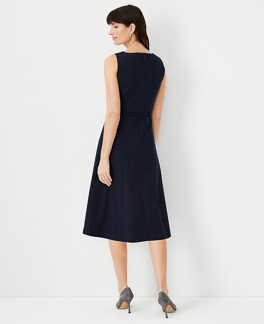 Robe trapèze en coton stretch et encolure dégagée