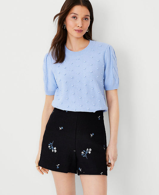 Le short à fermeture éclair latérale en tweed brodé floral