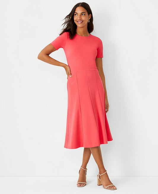 Robe évasée à manches courtes