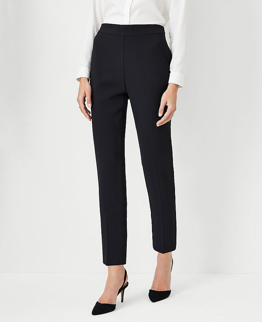Le pantalon cheville Eva en crêpe fluide à glissière latérale