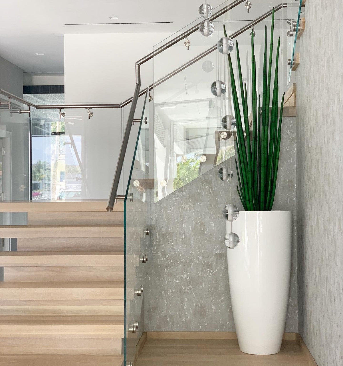 Snake grass (63″) with Dax XL planter in glossy white