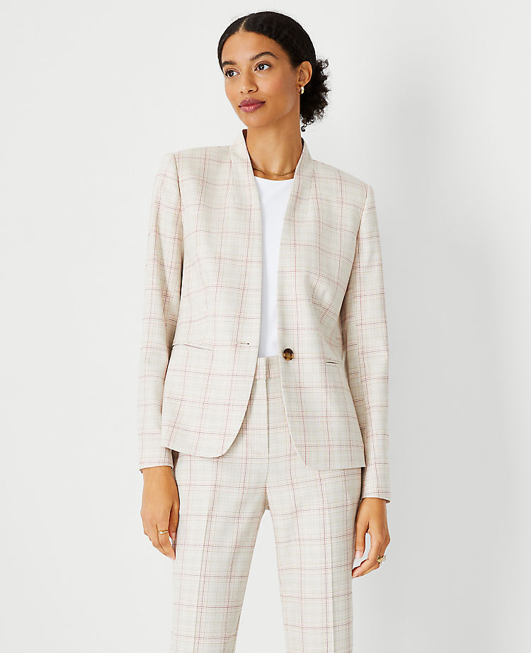 Le blazer à revers ouverts à carreaux