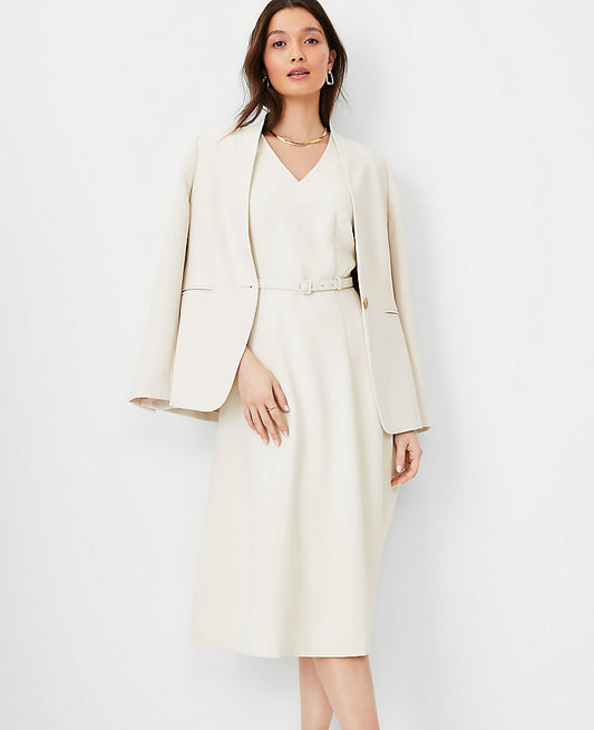 La robe midi ceinturée à col en V en crêpe fluide