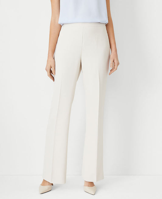 Le pantalon à glissière latérale en crêpe fluide – Coupe galbée