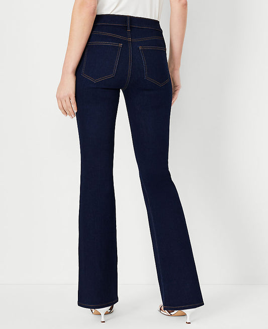 Jean bootcut mi-montant sculptant avec délavage rinse wash