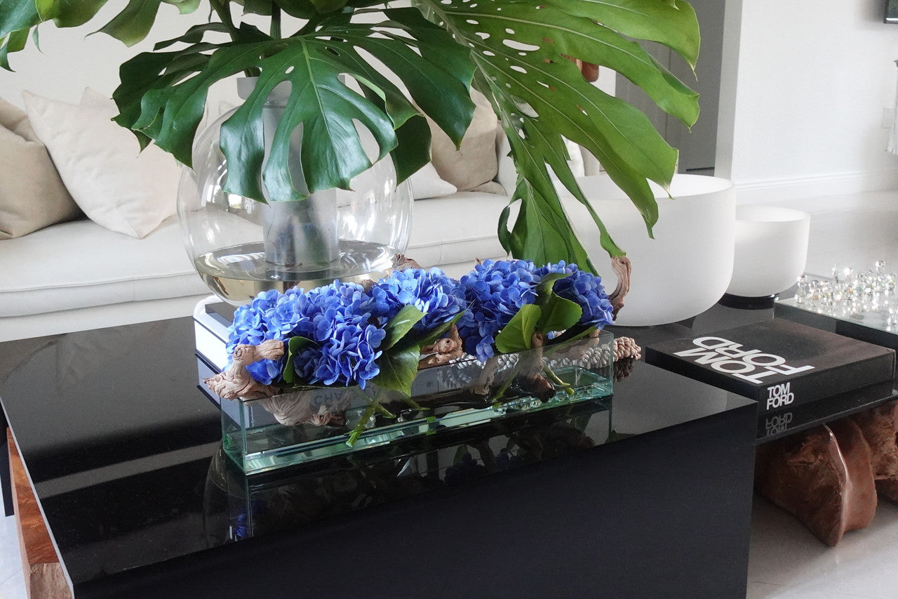 Jardinière en verre moderne Casa avec hortensias et bois flotté