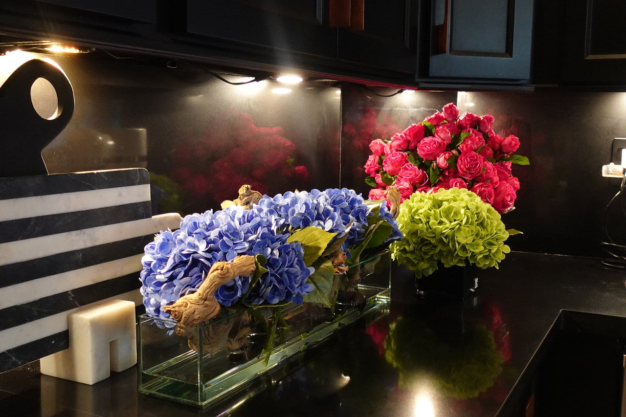 Jardinière en verre moderne Casa avec hortensias et bois flotté