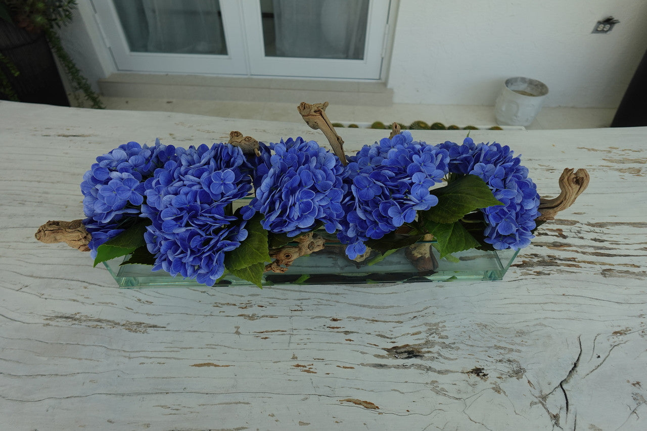 Jardinière en verre moderne Casa avec hortensias et bois flotté