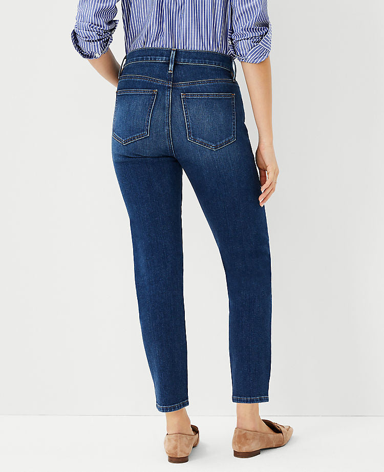 Sculpting Pocket Mid Rise Taper Jeans in klassischer Indigo-Waschung
