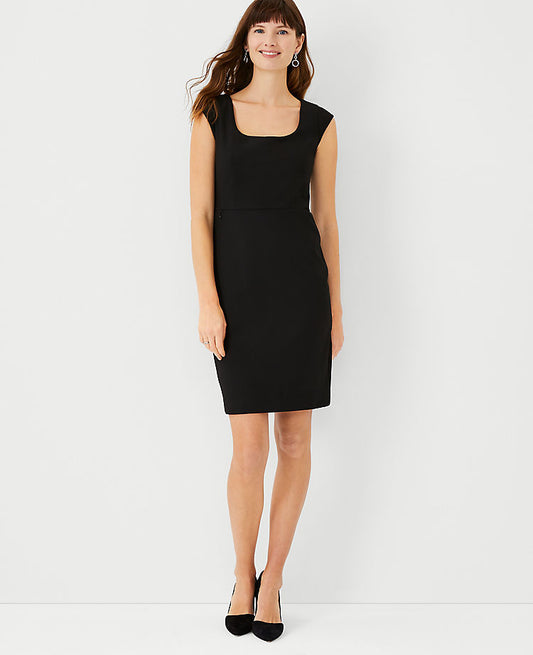 La robe à encolure dégagée en bi-stretch