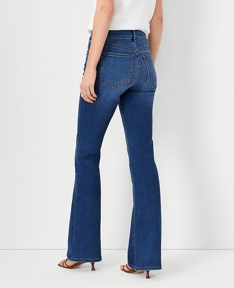 Sculpting Pocket Mid Rise Boot Cut Jeans in klassischer mittlerer Waschung