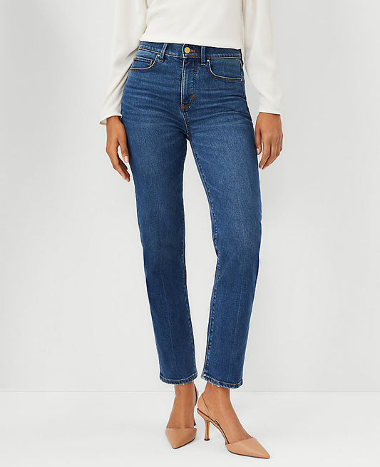 Jean droit taille haute Sculpting Pocket à délavage moyen classique